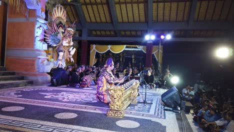 Jugadores-De-Gamelan,-Música-De-Bali-En-El-Escenario,-Danza-Tradicional-Balinesa,-Instrumentos-De-Percusión-De-Latón-Que-Forman-Parte-De-La-Coreografía-De-Palawakya-En-La-Aldea-De-Karangasem,-Indonesia