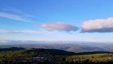 Tiro-Aéreo-Timelapse-Sobre-Un-Bosque-En-Un-Sistema-Montañoso-En-Manzaneda,-Galicia
