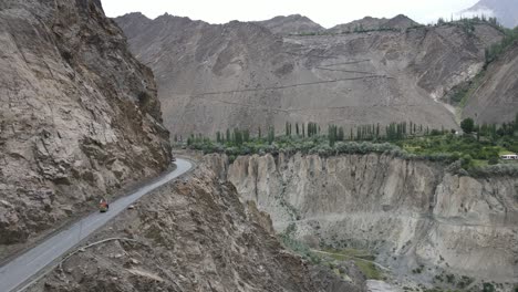 Vista-Aérea-De-La-Carretera-De-La-Ladera-Y-El-Cañón-Del-Río-Profundo-En-El-Valle-De-Hunza,-Pakistán