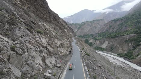 Vehículo-Rickshaw-En-Carretera-En-Las-Montañas-Del-Norte-De-Pakistán