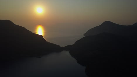 Luftaufnahmen-Zeigen-Den-Goldenen-Sonnenuntergangsstrahl-Auf-Dem-Meerwasser-In-Dunkler-Dämmerung