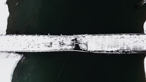 Eine-Drohnenperspektive-Auf-Die-Kaputte-Holzbrücke-über-Den-Adams-River,-Eine-Verlassene-Kreuzung-In-British-Columbia,-Kanada