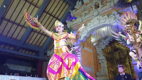 Bailarina-Balinesa-Interpretando-La-Danza-Bali-Tradicional-Oleg-Tamulilingan-De-La-Isla-Indonesia,-Arte-Del-Sudeste-Asiático-Con-Trajes-Coloridos-Y-Abanicos-De-Mano
