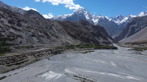 Berge-Im-Norden-Pakistans,-Luftaufnahme-Der-Autobahn-Unter-Schneebedeckten-Berggipfeln-Und-Der-Flussschlucht