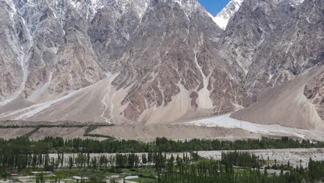 Pakistan,-Hunza-Tal,-Luftaufnahme-Mit-Dolly-Zoom-Effekt,-Schöne-Landschaft-An-Sonnigen-Sommertagen
