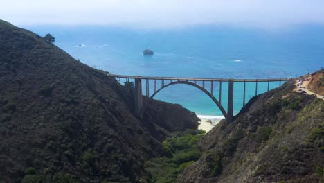 Torbogenarchitektur-Der-Bixby-Creek-Bridge-An-Der-Kalifornischen-Big-Sur-Ocean-Coast,-Luftanflug