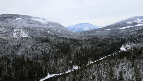 Eine-Lufttour-über-Die-Winterliche-Schönheit-Des-Adams-River-Und-Der-Umliegenden-Wälder-In-British-Columbia
