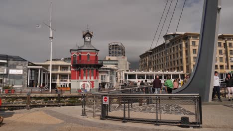 Zeitraffer:-Touristen-überqueren-Die-Clocktower-Swing-Bridge-In-Kapstadt,-RSA