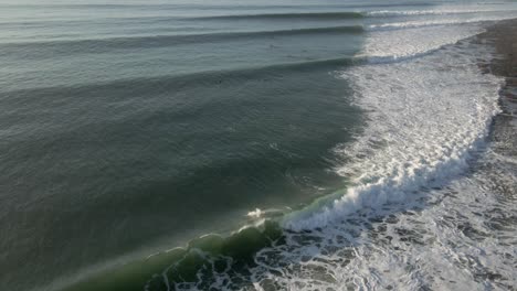 Luftaufnahme-Von-Südafrika-Jeffrey&#39;s-Bay-Surfer-Reiten-Lange-Wellen-Am-Point-Surf-Break