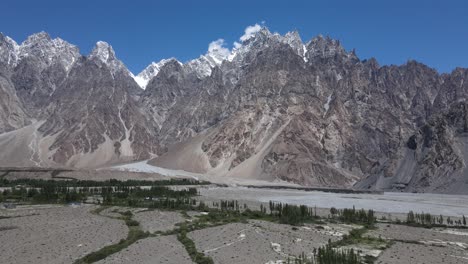 Vista-Aérea-De-La-Cordillera-En-El-Norte-De-Pakistán,-Valle-De-Hunza-Y-Picos-Nevados-En-Un-Día-Soleado-De-Verano