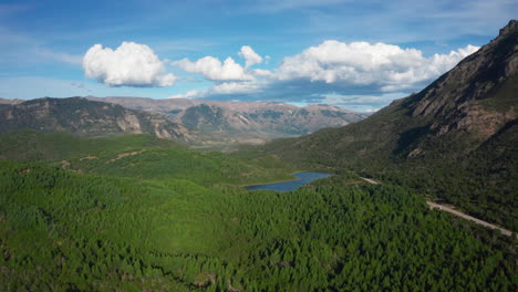 Montañas-De-Los-Andes,-Bosque-Verde,-Lago-Y-Cielo-Nublado,-Antena-Delantera