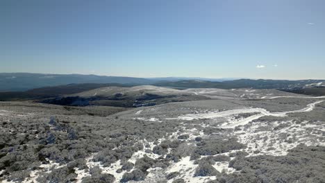 Aerial-shot-over-a-snowy-mountain-top-in-Manzaneda,-Galicia