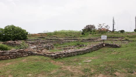 Ruinas-De-Pequeños-Baños-Romanos-En-Cabo-Kaliakra,-Sur-De-Dobruja,-Bulgaria