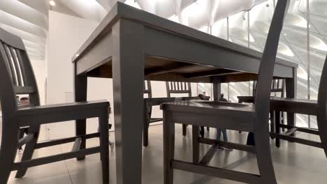 Robert-Therriens-Riesige-Skulptur-„Under-The-Table“-Mit-Esstisch-Und-Stühlen,-Ausgestellt-Im-Breiten-Museum-Für-Zeitgenössische-Kunst-In-Los-Angeles