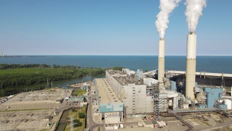 Monroe-Coal-Power-plant,-Monroe-Michigan-USA,-on-the-Detroit-River-along-the-shores-of-lake-Erie