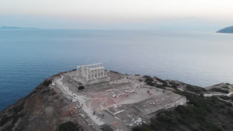 Drone-Video-Sobrecarga-Sitio-Arqueológico-De-Sounion-Attica-Grecia-Puesta-De-Sol-Verano-Panorámica-Hacia-Abajo