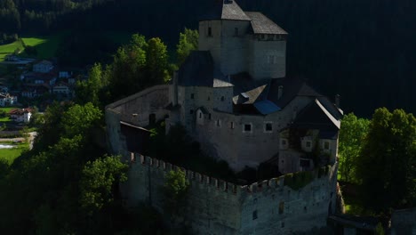 Gut-Erhaltene-Mittelalterliche-Burg-Reifenstein-Im-Trenser-Feld,-Bozen,-Italien