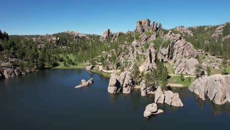 Aerial-View-of-Sylvan-Lake-and-Rock-Formations,-Natural-Landmarks-of-South-Dakota-USA-and-Custer-State-Park