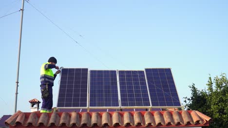 Experte,-Der-An-Sonnigen-Tagen-Sonnenkollektoren-über-Einem-Gemauerten-Dach-Installiert