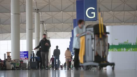 Reisepassagiere-Gehen-Zu-Den-Check-in-Schaltern-Der-Fluggesellschaft-In-Der-Abflughalle-Des-Internationalen-Flughafens-Chek-Lap-Kok-In-Hongkong