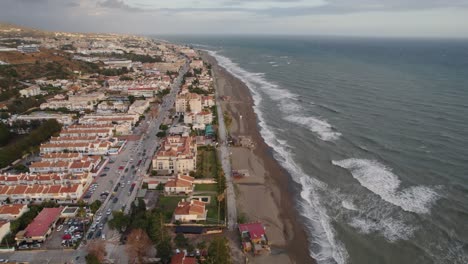 Drohnenflug-Entlang-Der-Küste-Der-Spanischen-Stadt-Malaga-Am-Mittelmeer