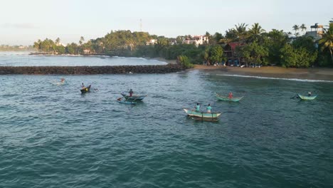 Toma-Aérea-De-Pescadores-En-Botes-En-El-Agua-En-Mirissa,-Sri-Lanka