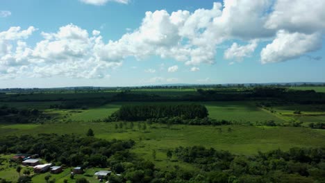Impresionante-Vista-Giratoria-De-Campos-Verdes-Bajo-Un-Hermoso-Cielo-Nublado-En-Paraguay