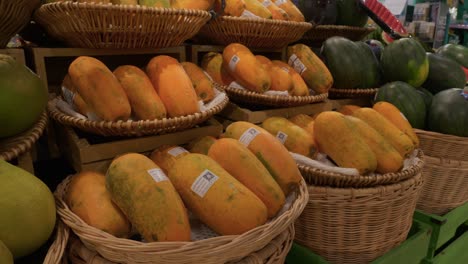 Frutas-Y-Verduras-Exhibidas-En-Canastas-En-La-Tienda-De-Comestibles,-Plaza-Central-De-Phitsanulok,-Tailandia