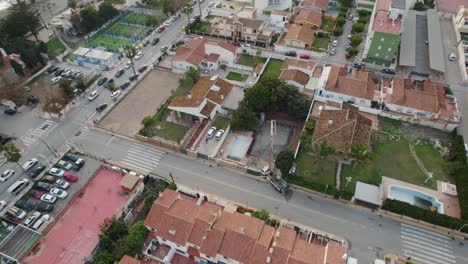 Rotierende-Luftaufnahme-Einer-Stadt-In-Malaga,-Spanien:-Gebäude,-Häuser-Und-Eine-Baustelle-Mit-Einem-Kran