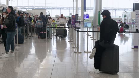 Reisepassagiere-Checken-Am-Schalter-Einer-Fluggesellschaft-Im-Internationalen-Flughafen-Chek-Lap-Kok-In-Hongkong-Ein