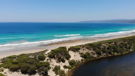 Luftaufnahme-Eines-Paradiesischen-Strandes-Im-Sonnigen-Australien-–-Zurückziehen,-Drohnenaufnahme