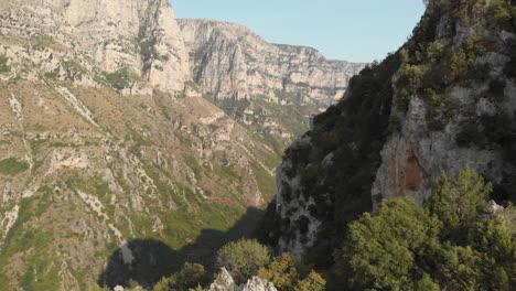 Video-De-Drone-Volando-Vikos-Gorge-Canyon-Día-De-Verano-Sobre-Rocas