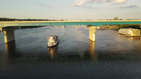 Ferry-Navega-Bajo-El-Puente-De-La-Ciudad-De-Chattanooga,-Vista-Aérea-De-Descenso-De-Drones