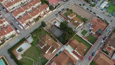 Rotierend-über-Der-Stadt-Malaga,-Spanien:-Gebäude,-Häuser-Und-Eine-Baustelle-Mit-Einem-Kran