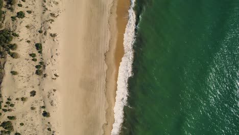 Luftaufnahme-Der-Wellen-Des-Atlantischen-Ozeans,-Die-über-Den-Strand-Von-Huelva-In-Spanien-Rollen