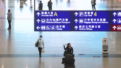 Passagiere-Werden-Nach-Der-Landung-Am-Internationalen-Flughafen-Chek-Lap-Kok-In-Hongkong-In-Der-Ankunftshalle-Gesehen