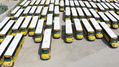 Vista-De-Drones-Del-Estacionamiento-Del-Autobús-Escolar-Lleno-De-Autobuses-Estacionados-Para-El-Verano