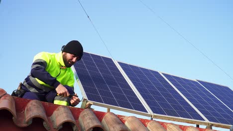 Techniker-Installiert-Sonnenkollektoren-Auf-Einem-Gemauerten-Dach