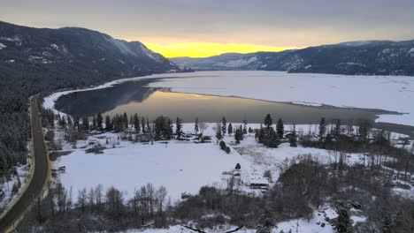Puesta-De-Sol-Sobre-El-Pequeño-Lago-Shuswap-En-Columbia-Británica:-Maravilloso-Paisaje-Invernal