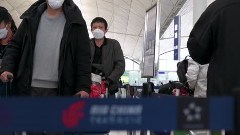 Flugpassagiere-Stehen-Schlange-Am-Check-in-Schalter-Der-Chinesischen-Fluggesellschaft-Air-China-Am-Internationalen-Flughafen-Chek-Lap-Kok-In-Hongkong