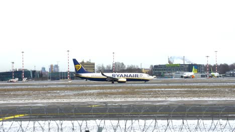 Ryanair-Airline-Flugzeug-Auf-Dem-Rollfeld-Vor-Dem-Start-In-Riga,-Lettland