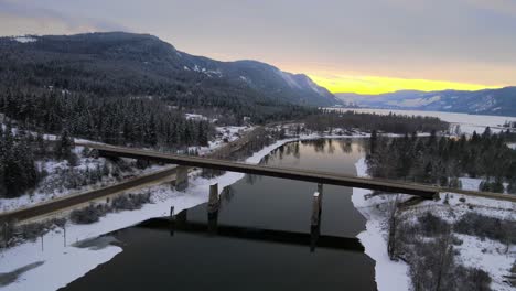 Sonnenuntergang-über-Dem-Thompson-River-Im-Winterwunderland:-Drohnenansicht-Des-Highway-1-Und-Der-Brücke