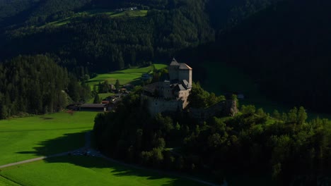Castillo-De-Reifenstein-En-Freifeld-Cerca-De-Sterzing,-Tirol-Del-Sur,-Norte-De-Italia