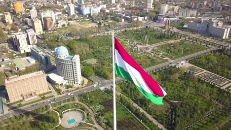 Luftaufnahme-Der-Tadschikischen-Flagge,-Die-In-Der-Hauptstadt-Duschanbe-Weht