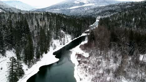 Die-Schönheit-Des-Winters:-Eine-Luftaufnahme-Des-Adams-River-Und-Des-Umliegenden-Immergrünen-Waldes