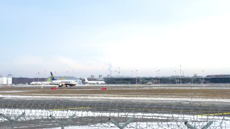 Ryanair-Flugzeug-Startet-Auf-Dem-Rollfeld-Des-Internationalen-Flughafens-Riga