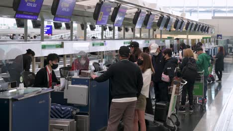 Reisepassagiere-Durchlaufen-Den-Check-in-Prozess-Der-Fluggesellschaft-Am-Internationalen-Flughafen-Chek-Lap-Kok-In-Hongkong