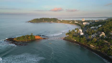 Luftaufnahme-über-Dem-Meer-Und-Dem-Strand-Von-Parrot-Rock,-Mirissa,-Sri-Lanka-Bei-Sonnenaufgang
