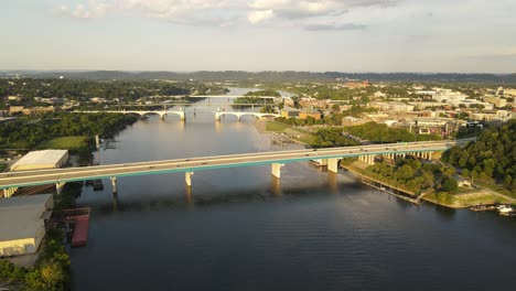 Olgiati-Memorial-Und-Market-St-Bridges-In-Chattanooga,-Tennessee,-USA,-Luftdrohnenansicht