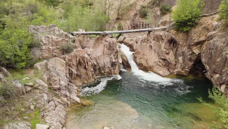 Drohnenvideo-Fliegt-über-Holzbrücke,-Wasserfall,-Fluss,-Bergwald,-Mount-Paiko